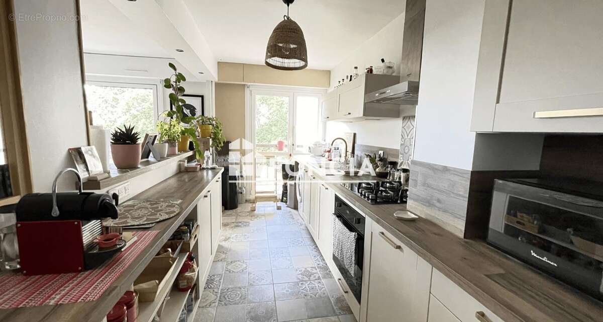 L'agence FONCIA vous propose en exclusivité : Appartement T4 au premier étage avec balcon exposé sud et sans vis-à-vis avec vue  - photo 3