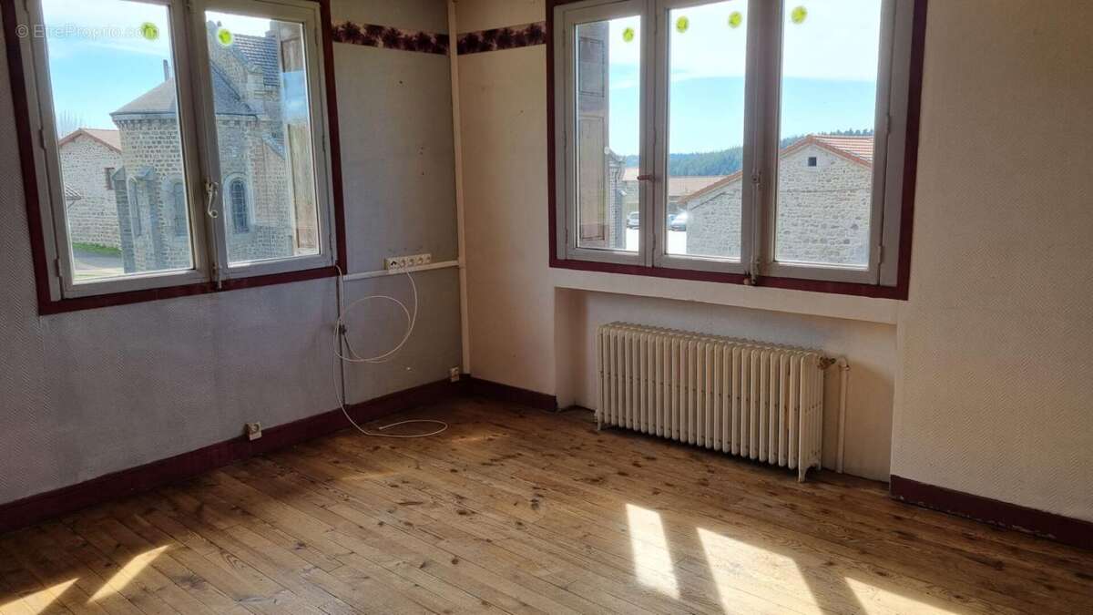 *** VENDU ***  Saint Régis du coin  42660 immeuble  en pierre sur trois niveaux plus combles 100m² de garage possibilité 4 appar - photo 6