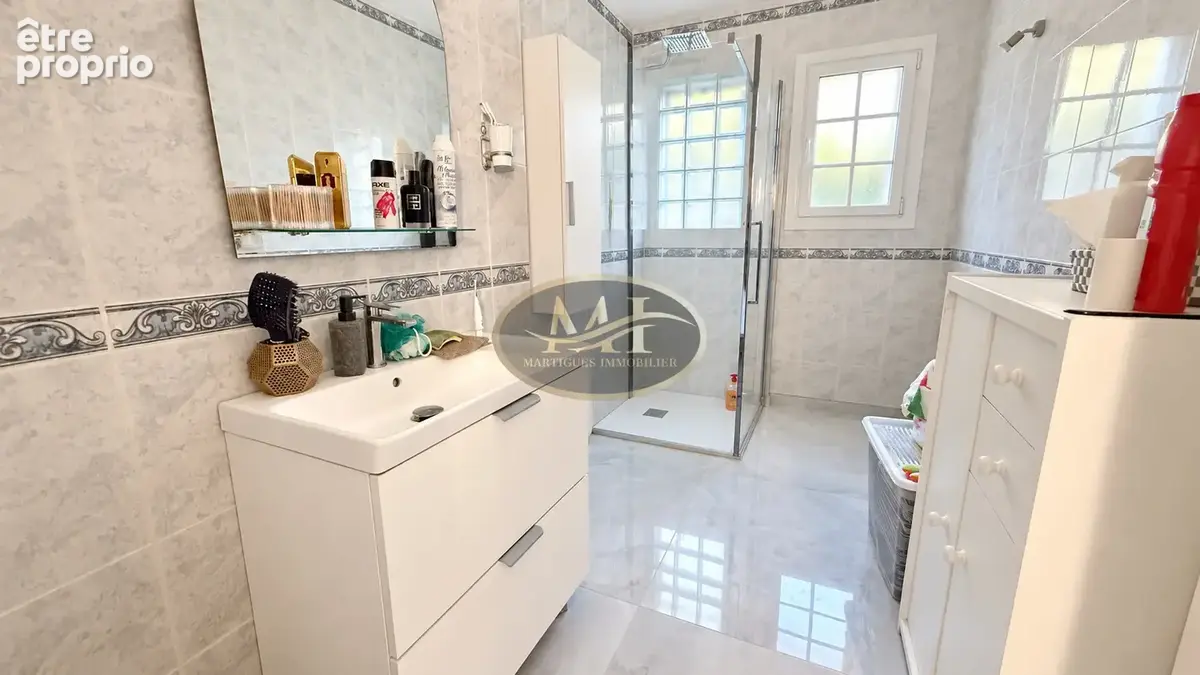 MARTIGUES   FERRIÈRES  Maison familiale rénovée de 150 m2 avec piscine et garage - photo 10