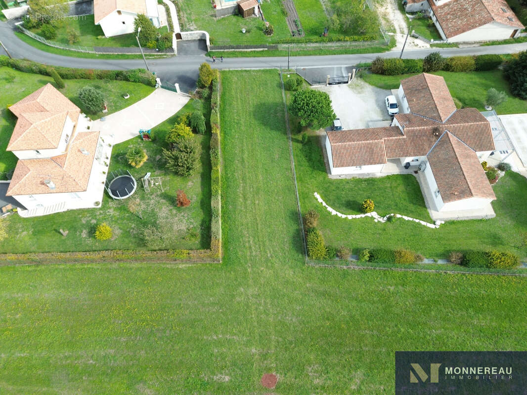 Terrain à BARBEZIEUX-SAINT-HILAIRE
