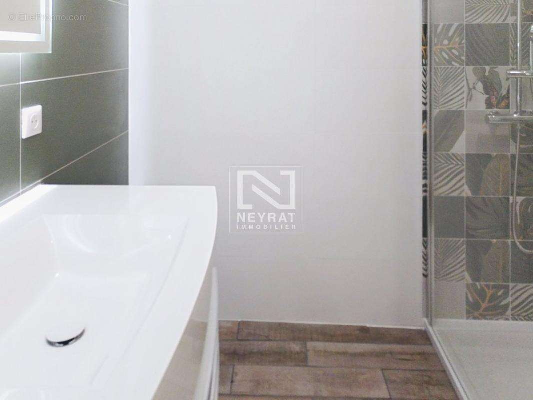 Appartement à TOURRETTES