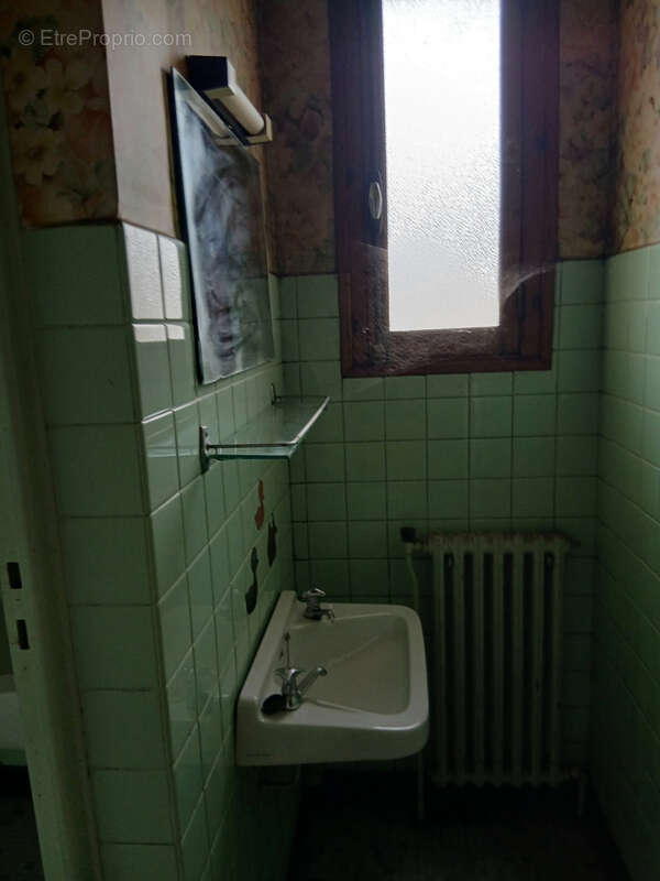 LA CHAMBRE. Très proche du centre, villa 195 m2 avec 2 appartements indépendants. A rénover - photo 4