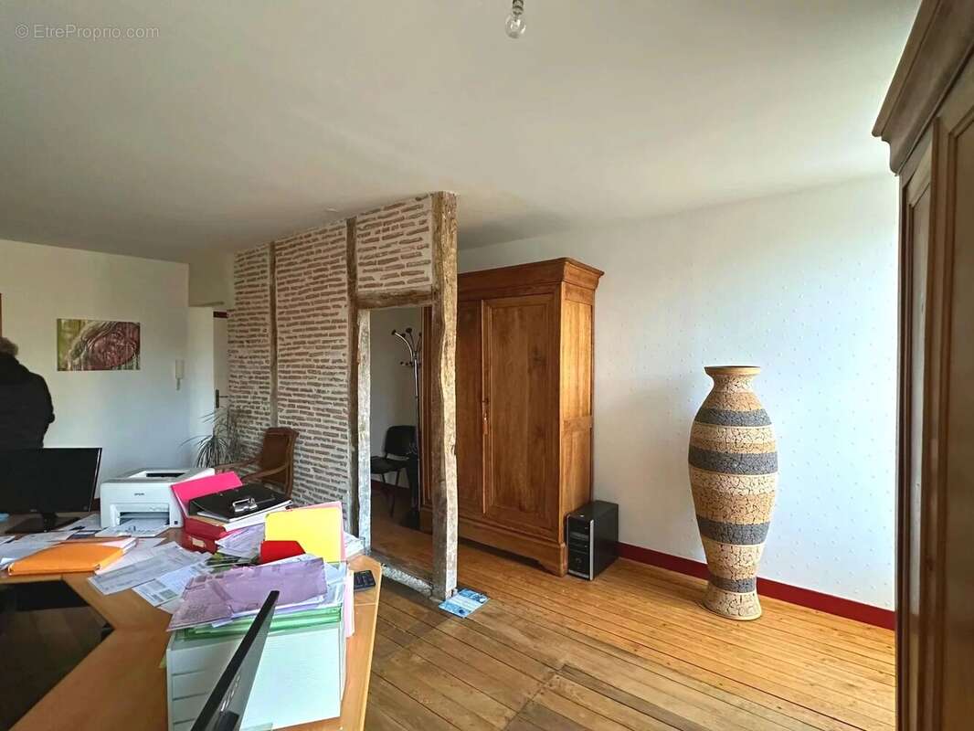 Immeuble à usage mixte à Saint-Savin – Emplacement idéal et revenue potentiel - photo 3