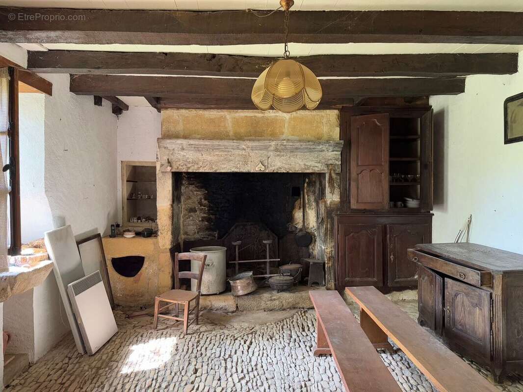 Très bel ensemble périgourdin aux toitures de lauzes a restaurer. - photo 9
