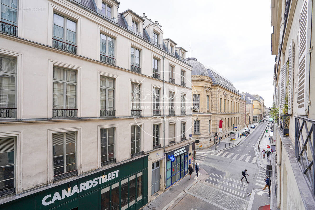 Appartement à PARIS-1E