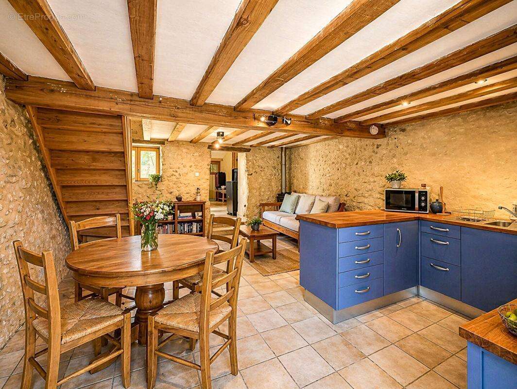 A vendre, superbe propriété en pierre de 245 m² habitable située à BUSSAC 24350 - photo 5