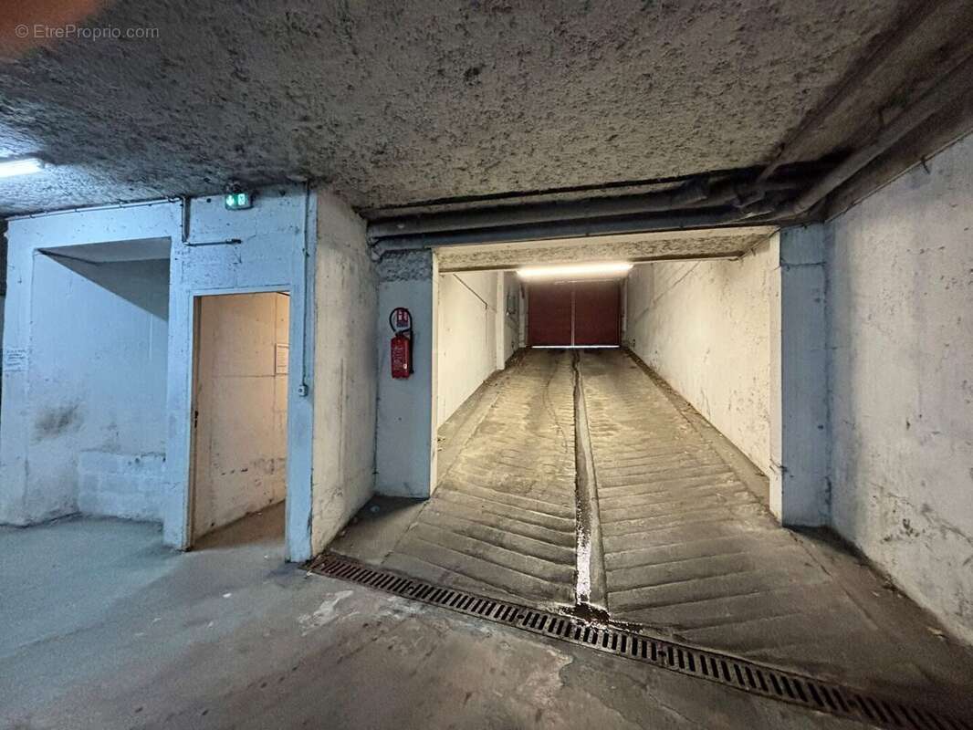 Parking 10 m² à Montrouge  - photo 3