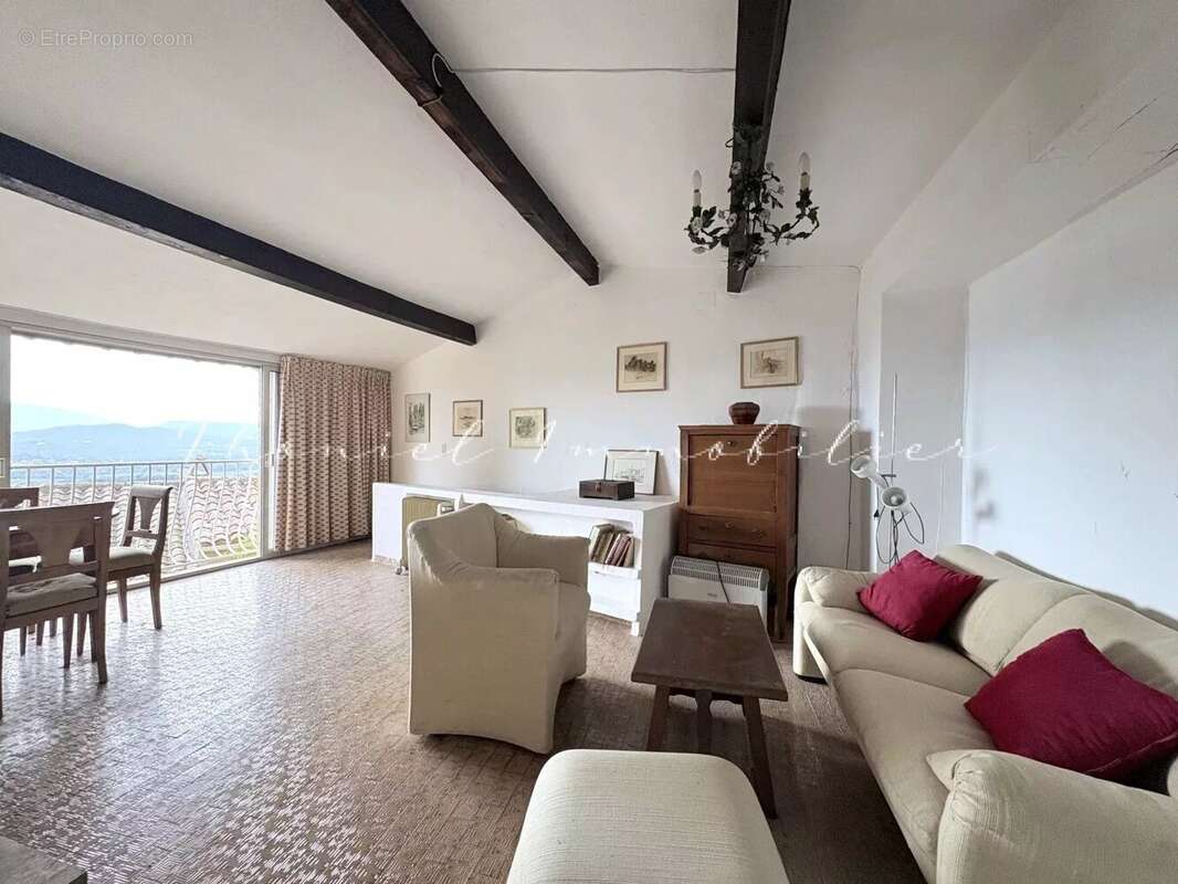 À vendre dans le village de Grimaud : Ensemble de deux maisons de village à rénover, avec terrasse et jardinet - photo 13