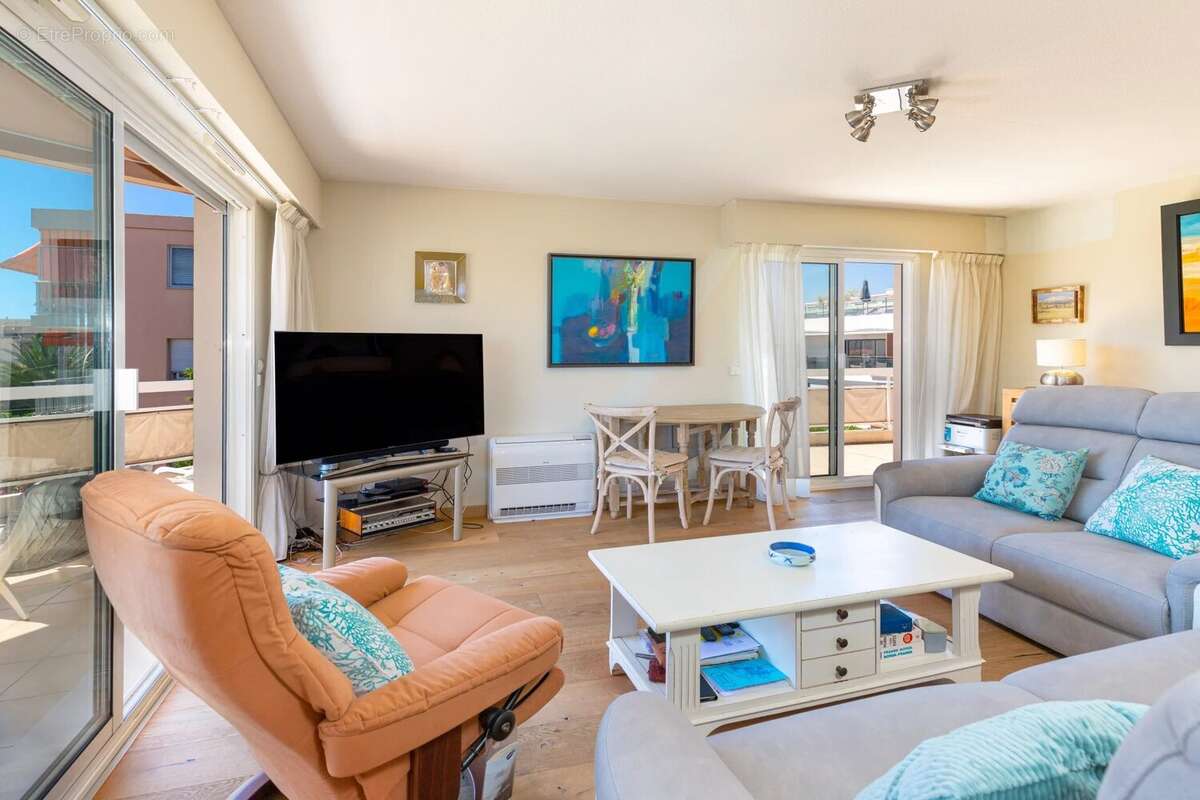 VENDU - Exclusivité  - JUAN-LES-PINS - Magnifique 3P avec terrasse de 40m² - piscine - parking en sous sol - à 150 m des plages - photo 5