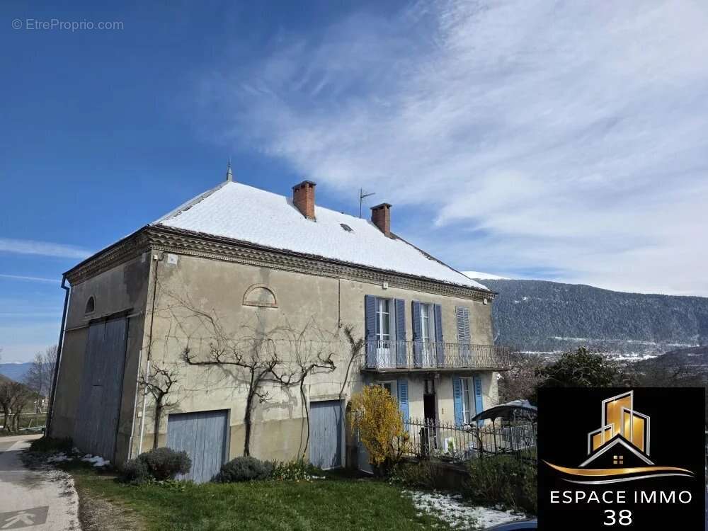 Maison à SAINT-MARTIN-DE-LA-CLUZE