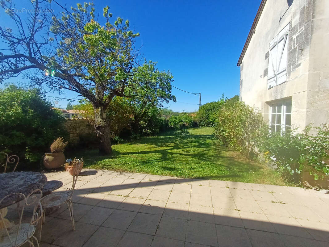 Maison à BAIGNES-SAINTE-RADEGONDE