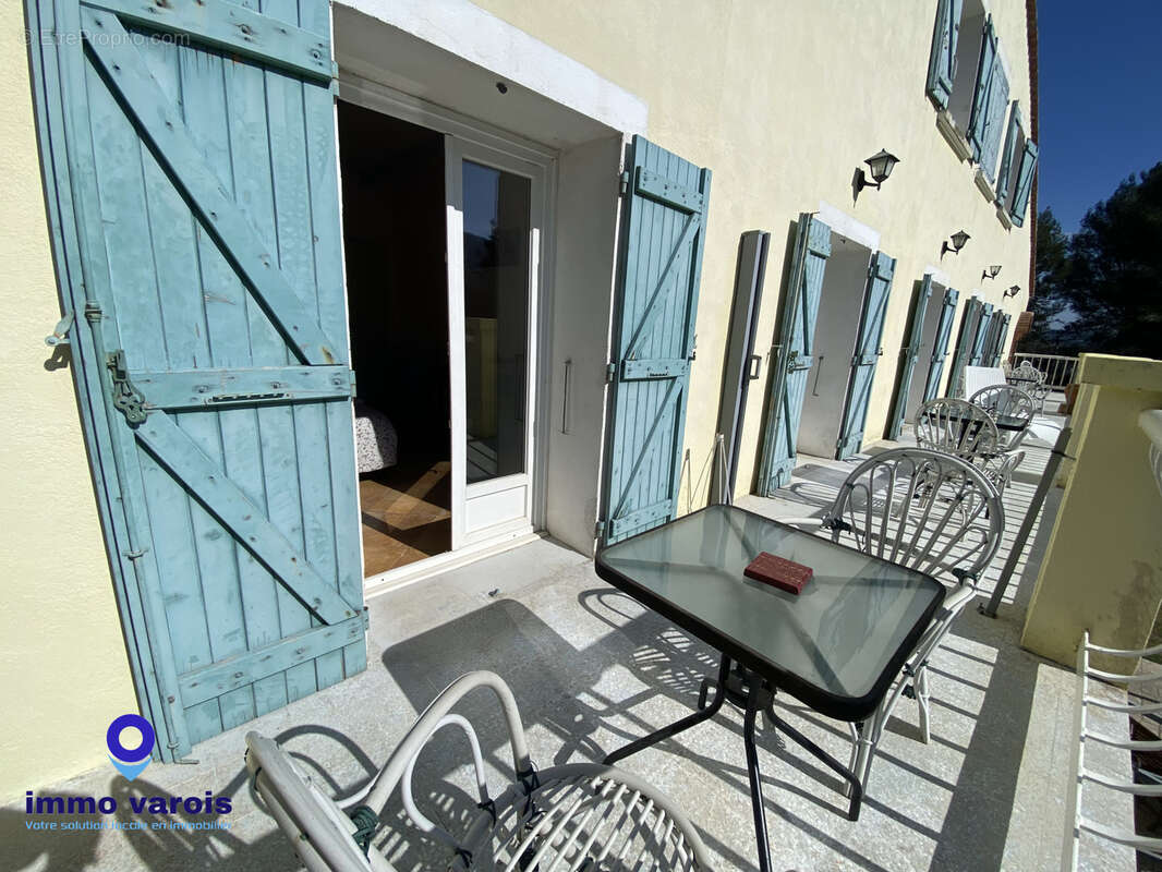 Signes :  En exclusivité : Propriété d'env.390m2 composée de plusieurs appartements sur 7000 m2 de terrain. - photo 12