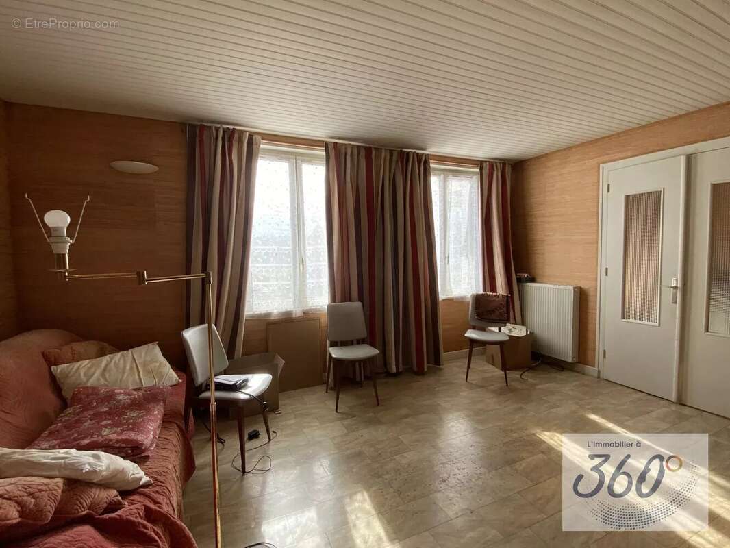 Maison à SAINT-LEGER-SOUS-LA-BUSSIERE