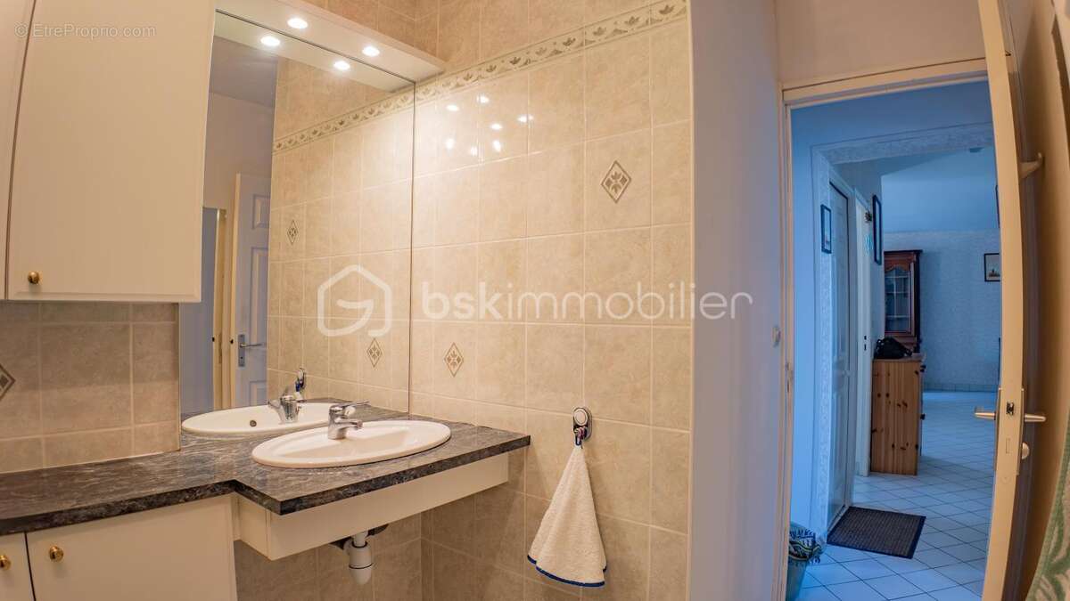 Magnifique appartement 3 pièces, spacieux (88 m²), entièrement rénové dans une résidence sécurisée (avec ascenseur, cour collect - photo 17