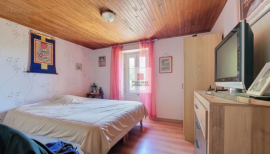 PLAZAC: BELLE VUE ET CALME! - Maison avec gîte attenant. 3/4 chambres. Dépendance. Terrain constructible , Prés et bois environ  - photo 9