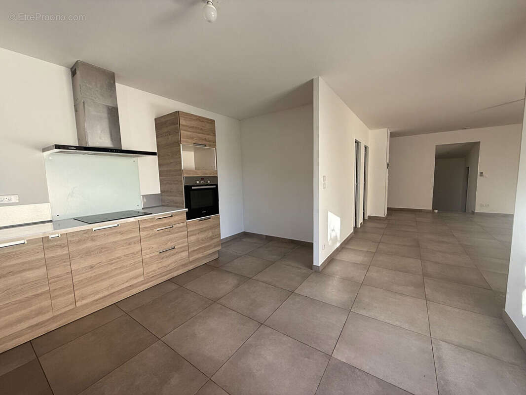 Maison à SAINT-MITRE-LES-REMPARTS