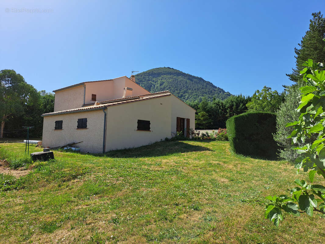 Grande maison sur un terrain de 15 780m2 avec une piscine et un garage de 52m2 - photo 34