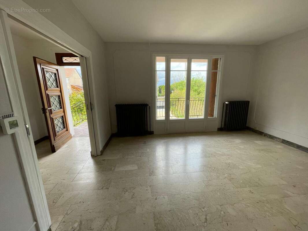 Maison à DUN-SUR-AURON