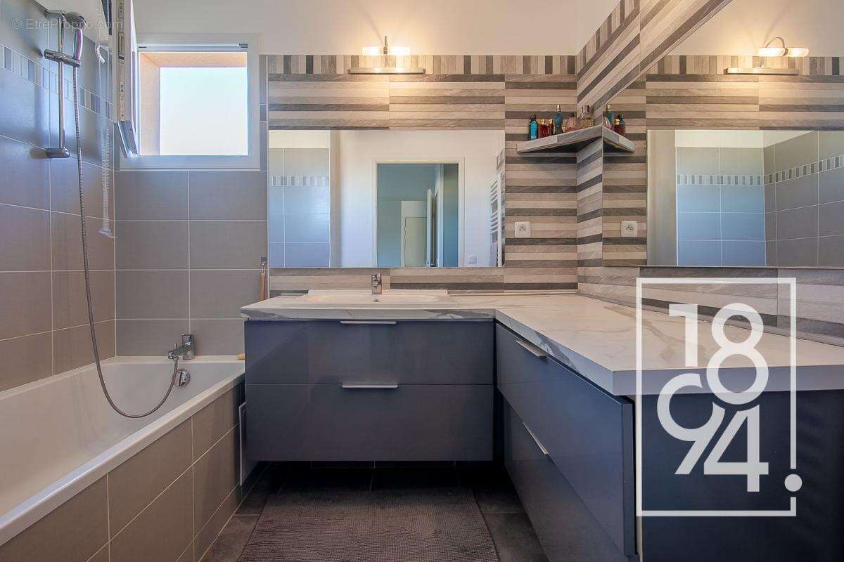 Appartement à CHATEAUNEUF-LES-MARTIGUES