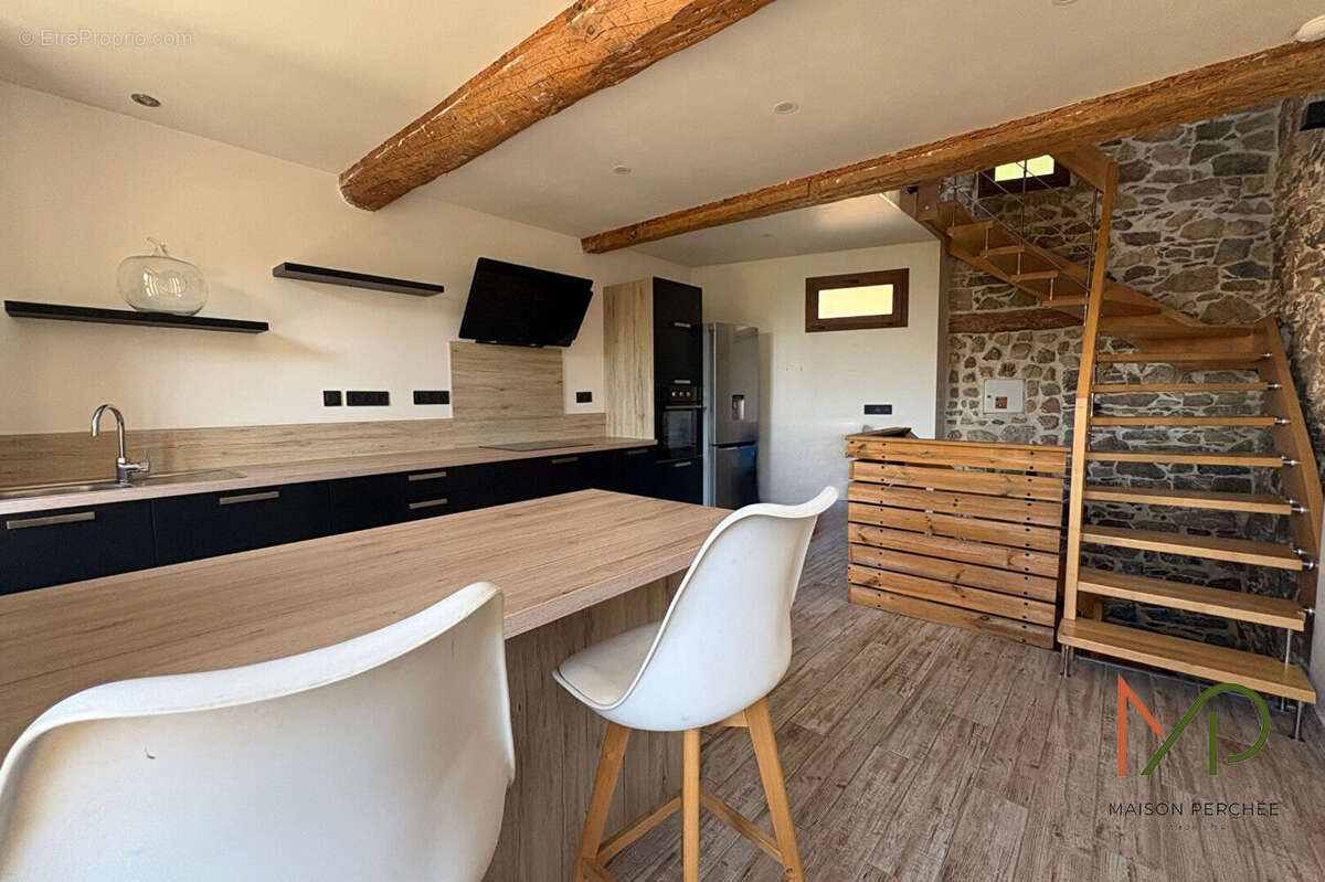 Maison de ville atypique, sur trois niveaux, entièrement rénovée de 71 m² - photo 3