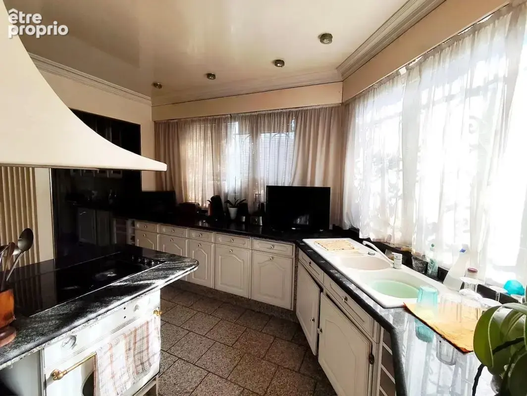Central et calme sur 1400m² de terrain ! Propriété meulière de caractère de 250m² comprenant séjour triple et 5 chambres, sur un - photo 10