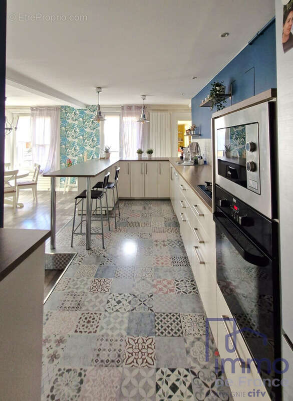 cuisine equipée meublée - Appartement à SAINT-ETIENNE