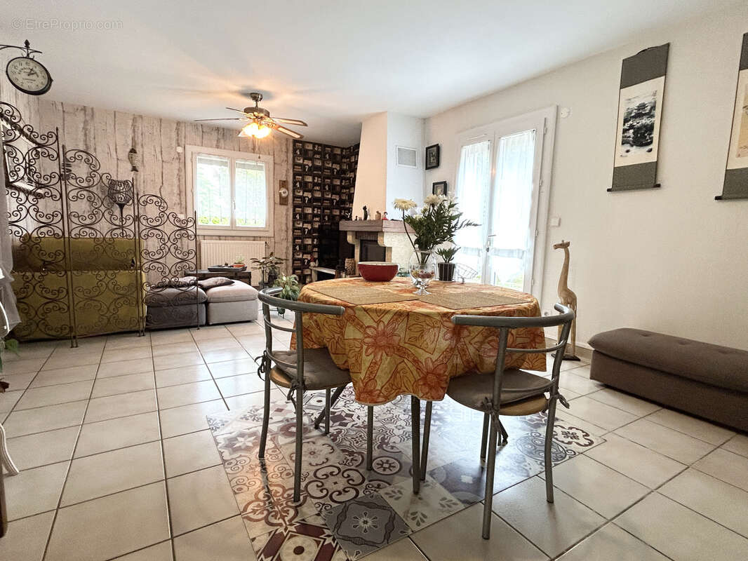 Maison à SAINT-PANTALEON-DE-LARCHE