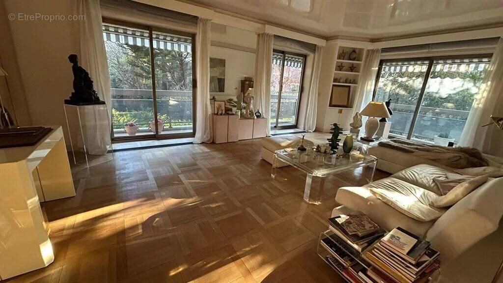 Appartement à NEUILLY-SUR-SEINE