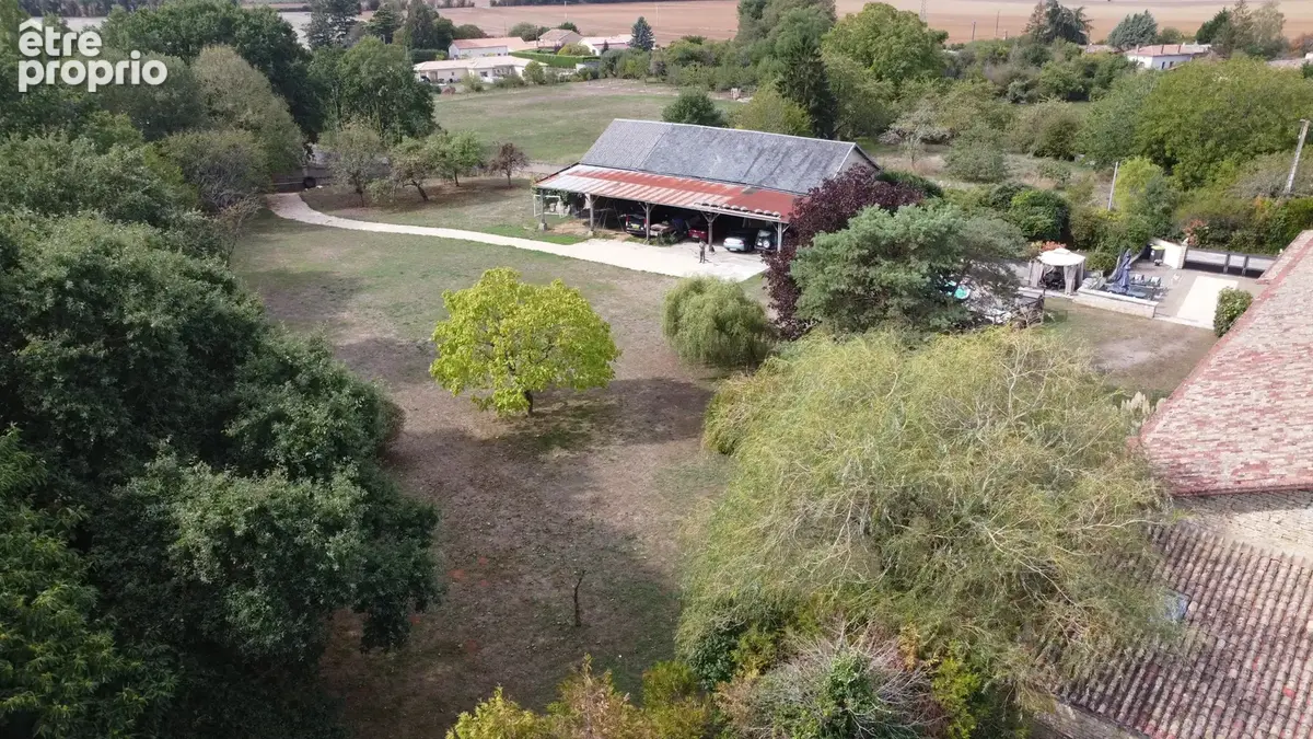 Propriété de caractère exceptionnelle avec gîte, vaste grange et nombreux bâtiments – proche de Civray - photo 18