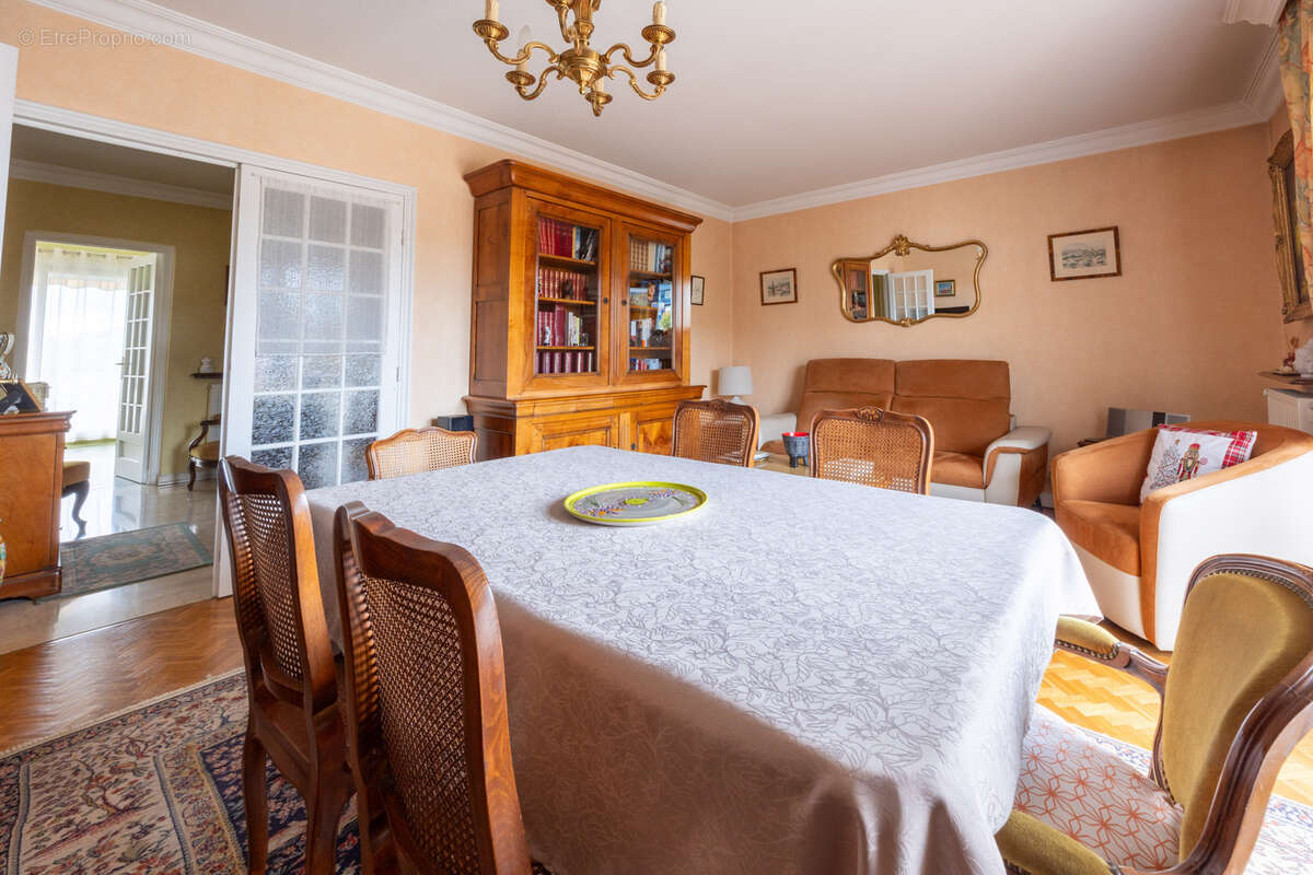 Appartement à SAINT-PRIEST-EN-JAREZ