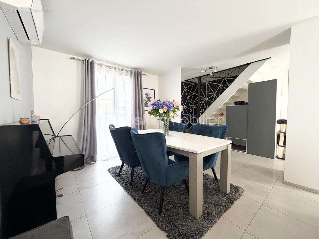 Maison à LE COUDRAY-MONTCEAUX