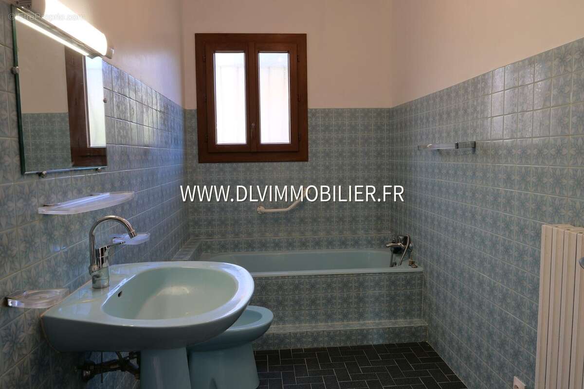 Salle de bains avec placard