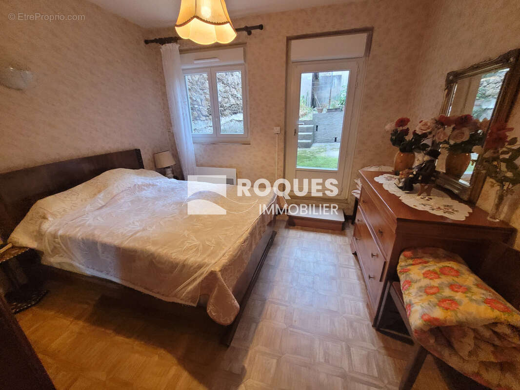 Au POUJOL SUR ORB , maison de village environ 150 m2 habitable divisé en 2 appartements, grand garage, et une - photo 15