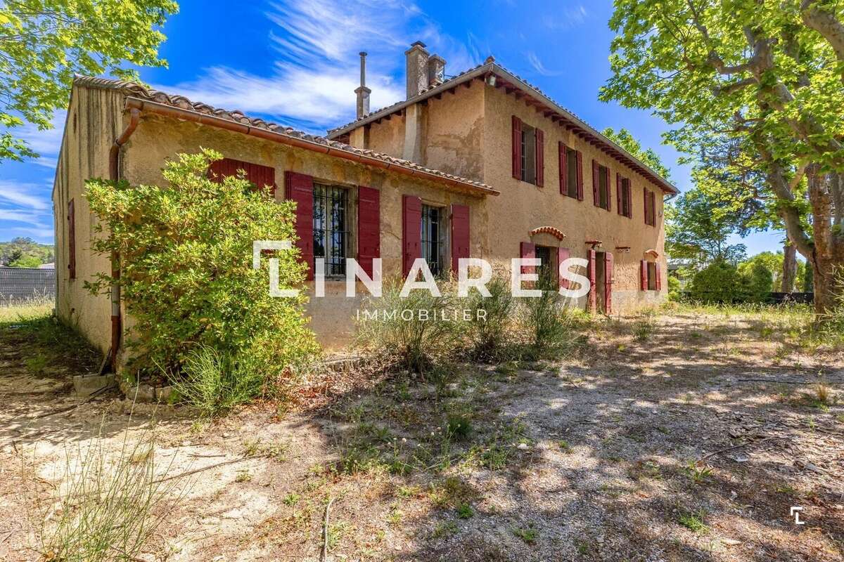MAS DES PLATANES - Maison provençale à rénover de 263m2 - Terrain 2316m2 - Ventabren - photo 2