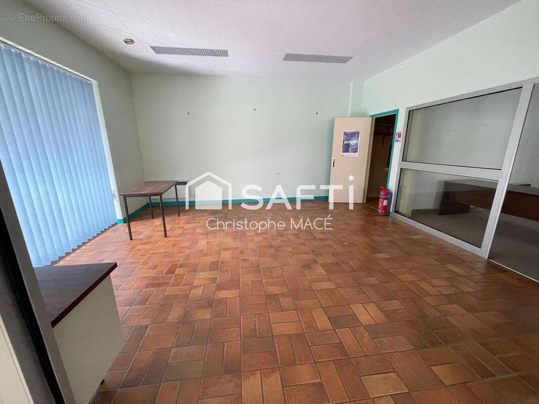 Photo 3 - Commerce à LAVAL