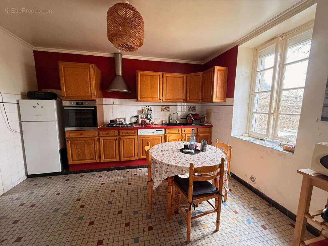 Saint-Pol-de-Léon, maison à rénover  centre ville avec garage. - photo 3