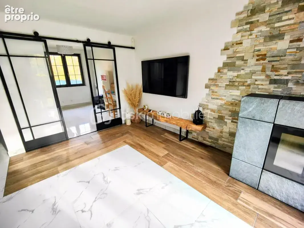 Ensemble de 2 maisons rénovées en lisère de forêt à Thoiry au calme absolu ! - photo 7