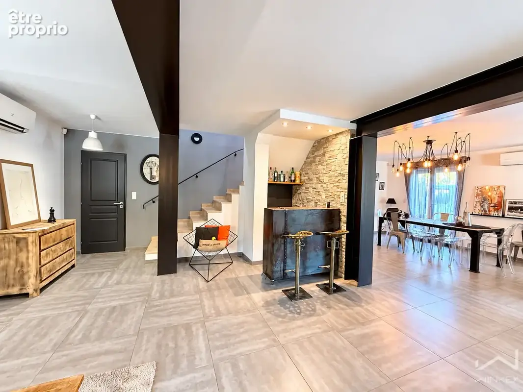 Nathalie Sinad vous présente à Uchaux cette propriété d'environ 201 m2 au total, avec piscine, studio et appar - photo 8