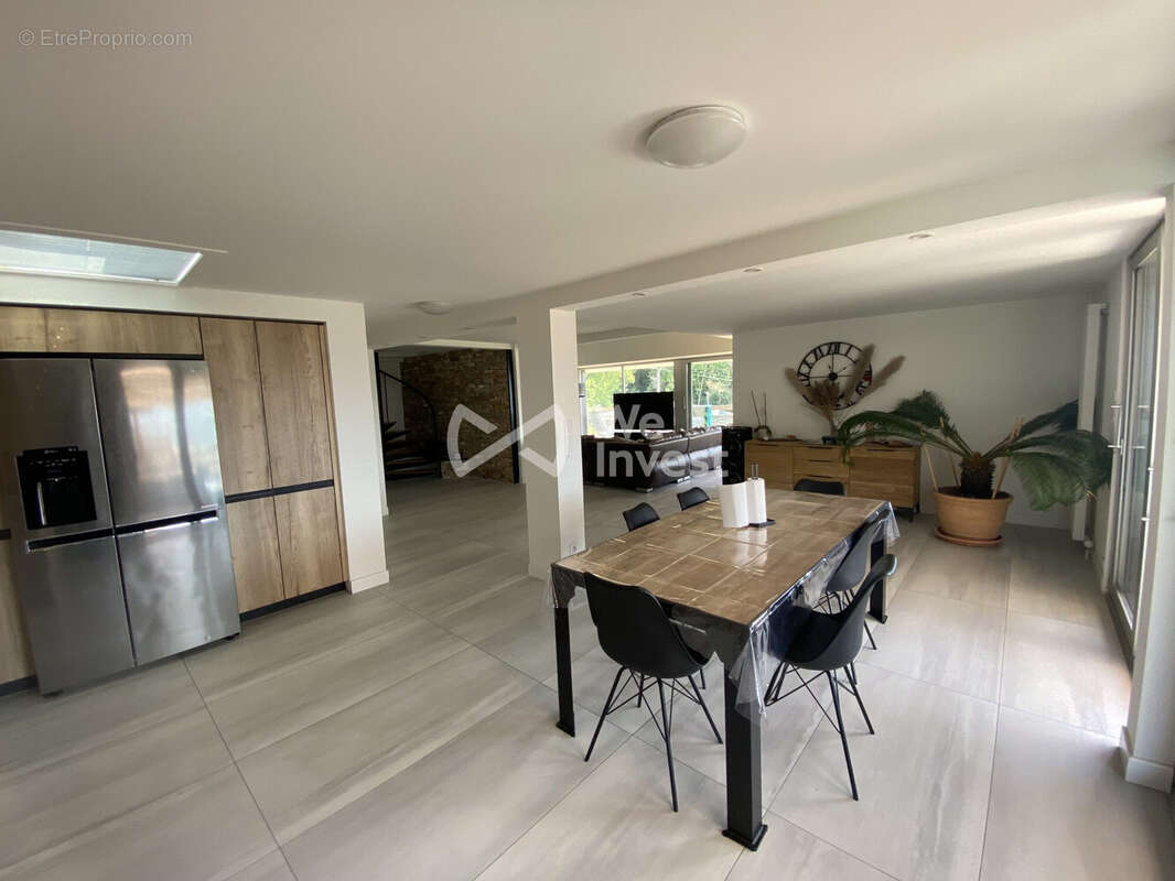 Maison 234 m² à Lancrans  - photo 7