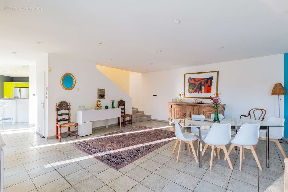 Maison à LA TOUR-DE-SALVAGNY