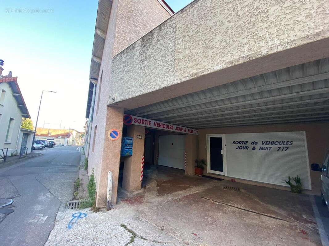 Parking à Bourg-Les-Valence  - photo 2