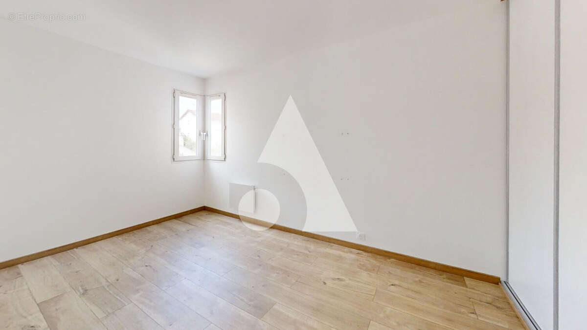 Appartement trois pièces avec balcon et cave Rue des Fauvelles 70 m2 - photo 8
