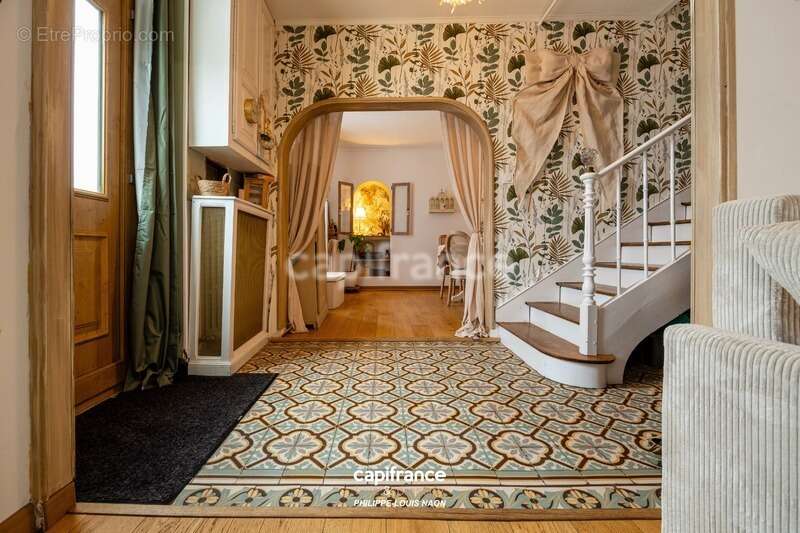 Superbe demeure rénovée avec 5 chambres, un double garage et une piscine ! - photo 7