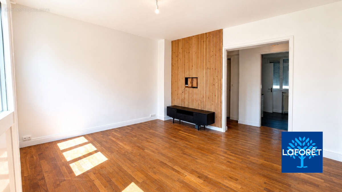 Appartement entièrement rénové   55 m²   2 chambres   Balcon   Parking sécurisé   Hypercentre de Valenciennes - photo 3