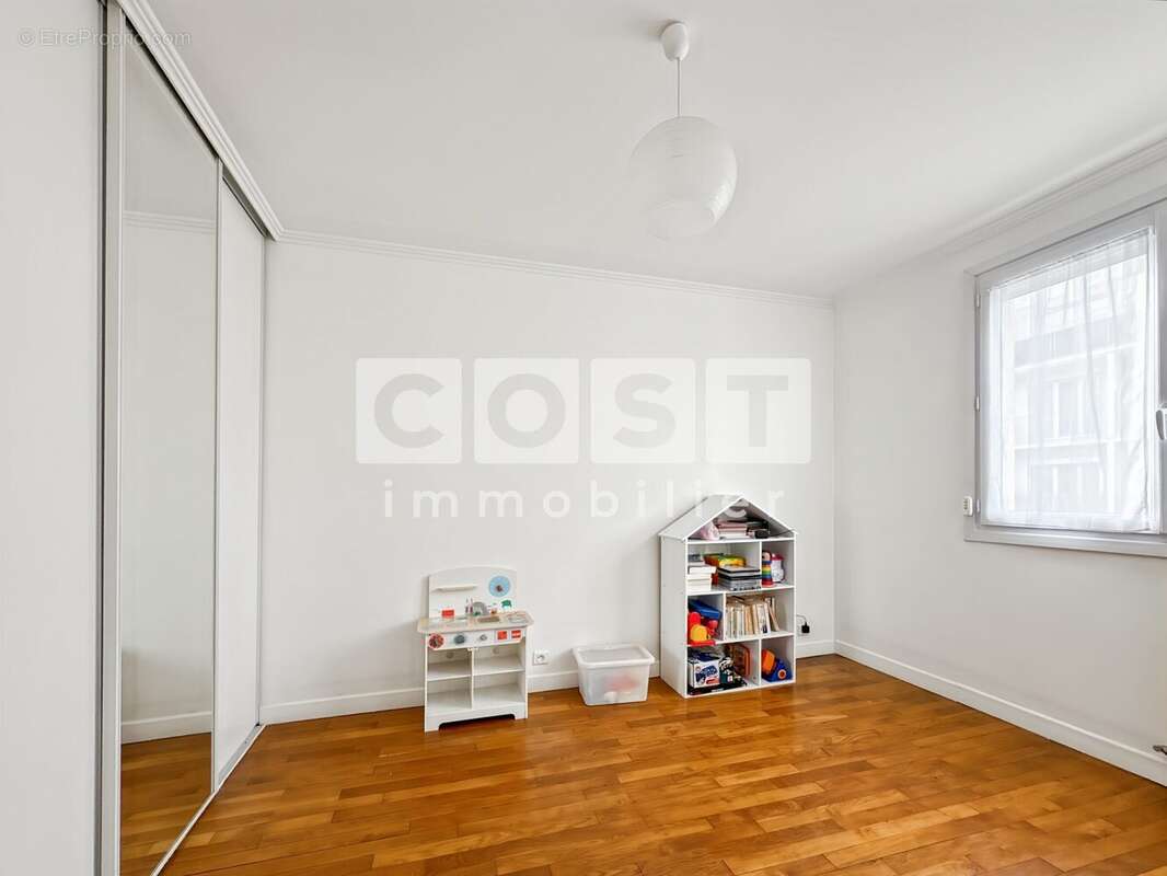 Appartement à COURBEVOIE