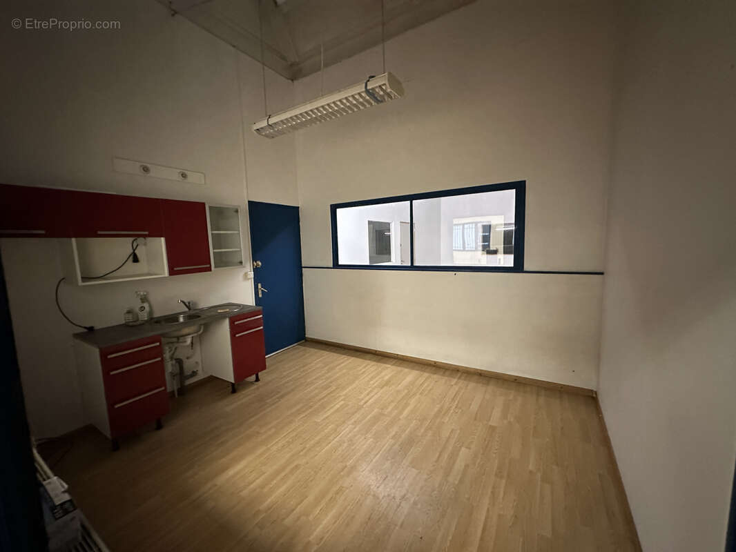 Local d'activité - 1450 m2 - Centre Ville - photo 4