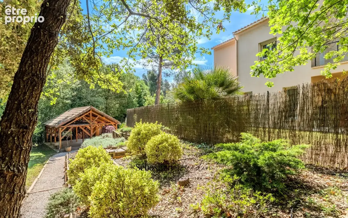 Domaine à vendre à Rousset à 15 minutes d'Aix-en-Provence - 8 000 m² - plusieurs logements - 262 m² habitables - calme absolu -  - photo 4
