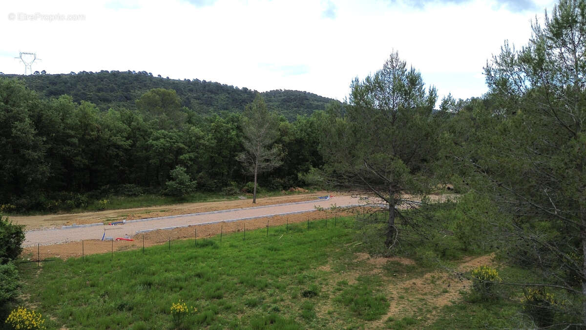 Terrain à MEOUNES-LES-MONTRIEUX