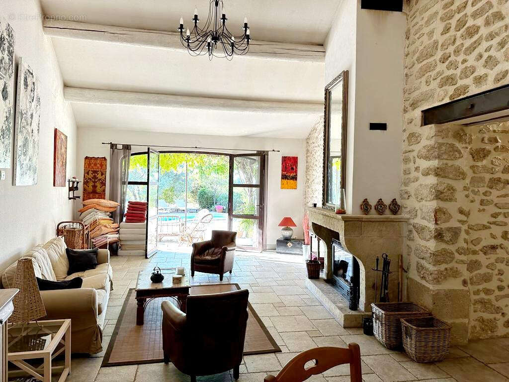 Maison à CAMARET-SUR-AIGUES