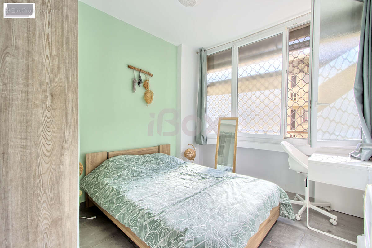 Toulon Centre : Appartement de 100m2 avec balcon, cave et chambre de bonne vue mer - photo 8